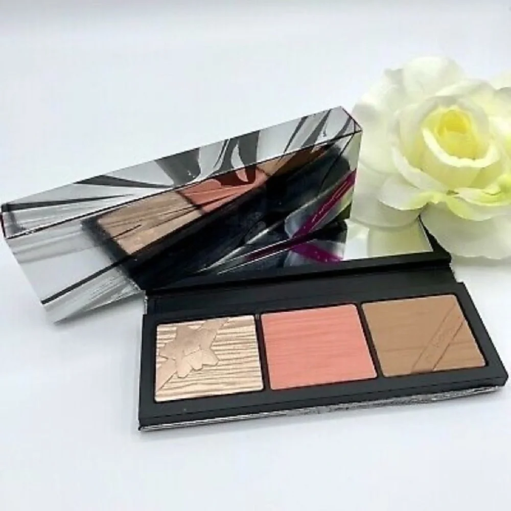 MAC SHINY PRETTY THINGS FACE COMPACT IN FA…